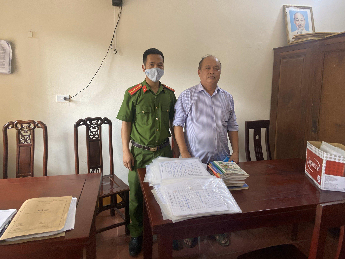 Đối tượng Đức (bên phải) tại CQĐT. Đối tượng Đức (bên phải) tại CQĐT.