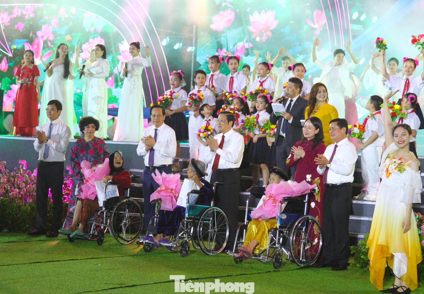 Các đại biểu tặng quà Mẹ Việt Nam Anh hùng.