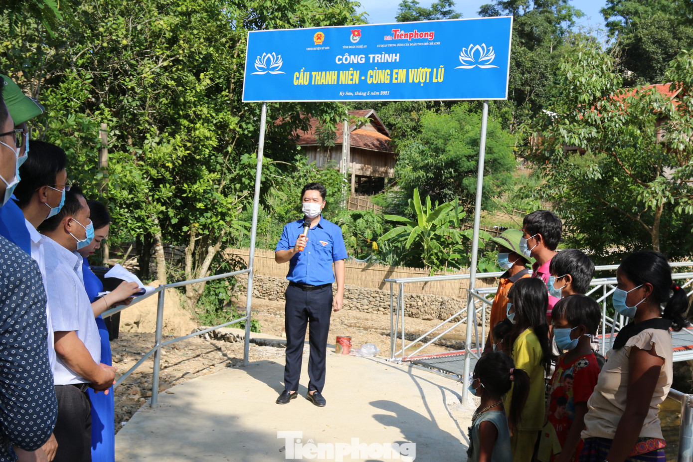 Phát biểu tại buổi lễ, Bí thư Tỉnh đoàn Nghệ An Lê Văn Lương cho biết, “Công trình thanh niên - Cùng em vượt lũ” chính thức được phát động ngày 17/3/2021, khởi công ngày 15/4/2021 tháng cao điểm chào mừng 90 năm Ngày thành lập Đoàn TNCS Hồ Chí Minh. Sau một tháng xây dựng, cây cầu đã hoàn thành và có thể đưa vào sử dụng. Đây là công trình có sự lan tỏa mạnh mẽ trong toàn đoàn ở tỉnh Nghệ An và sự ủng hộ của các đơn vị doanh nghiệp, nhà hảo tâm trên mọi miền Tổ quốc.