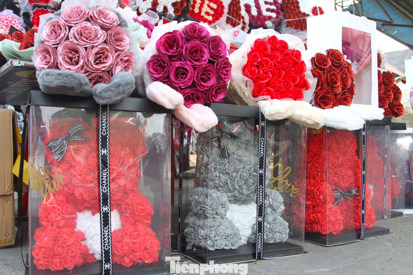 Ngoài hoa các thiết kế chữ, hình trái tim, nhiều cửa hàng còn kết những bông hoa sáp thành hình gấu để bày bán dịp 8/3.