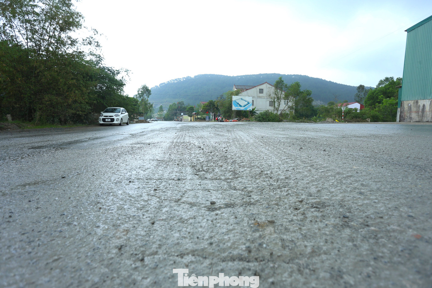 Tại điểm ngã ba nối vào các mỏ nguyên vật liệu ở xã Hưng Tây, mặt đường đã bị rạn nứt, hư hỏng do lượng lớn xe ra vào mỏ lấy nguyên liệu rồi chở đi Khu công nghiệp Vissip và công trường.