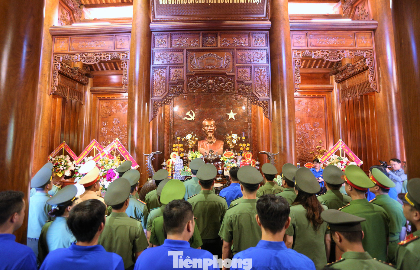 Sau chuyến hành trình qua các tỉnh Quảng Trị, Quảng Bình, Hà Tĩnh, đoàn đến Nghệ An và tới dâng hương tại Khu di tích lịch sử Kim Liên tại huyện Nam Đàn.