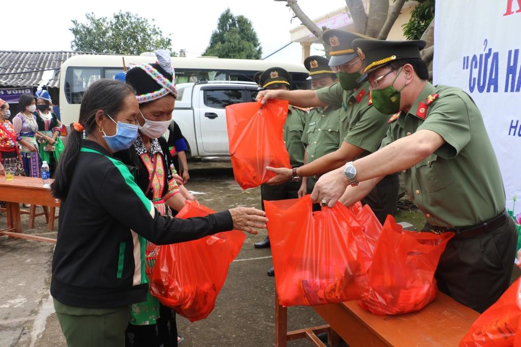 Dịp này, Công an tỉnh Nghệ An cũng trao nhiều phần quà cho người dân xã Huồi Tụ Dịp này, Công an tỉnh Nghệ An cũng trao nhiều phần quà cho người dân xã Huồi Tụ