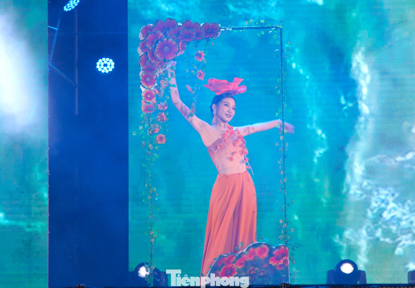 Các thí sinh còn thể hiện tài năng với những màn múa, màn biểu diễn nghệ thuật trong đêm chung kết.