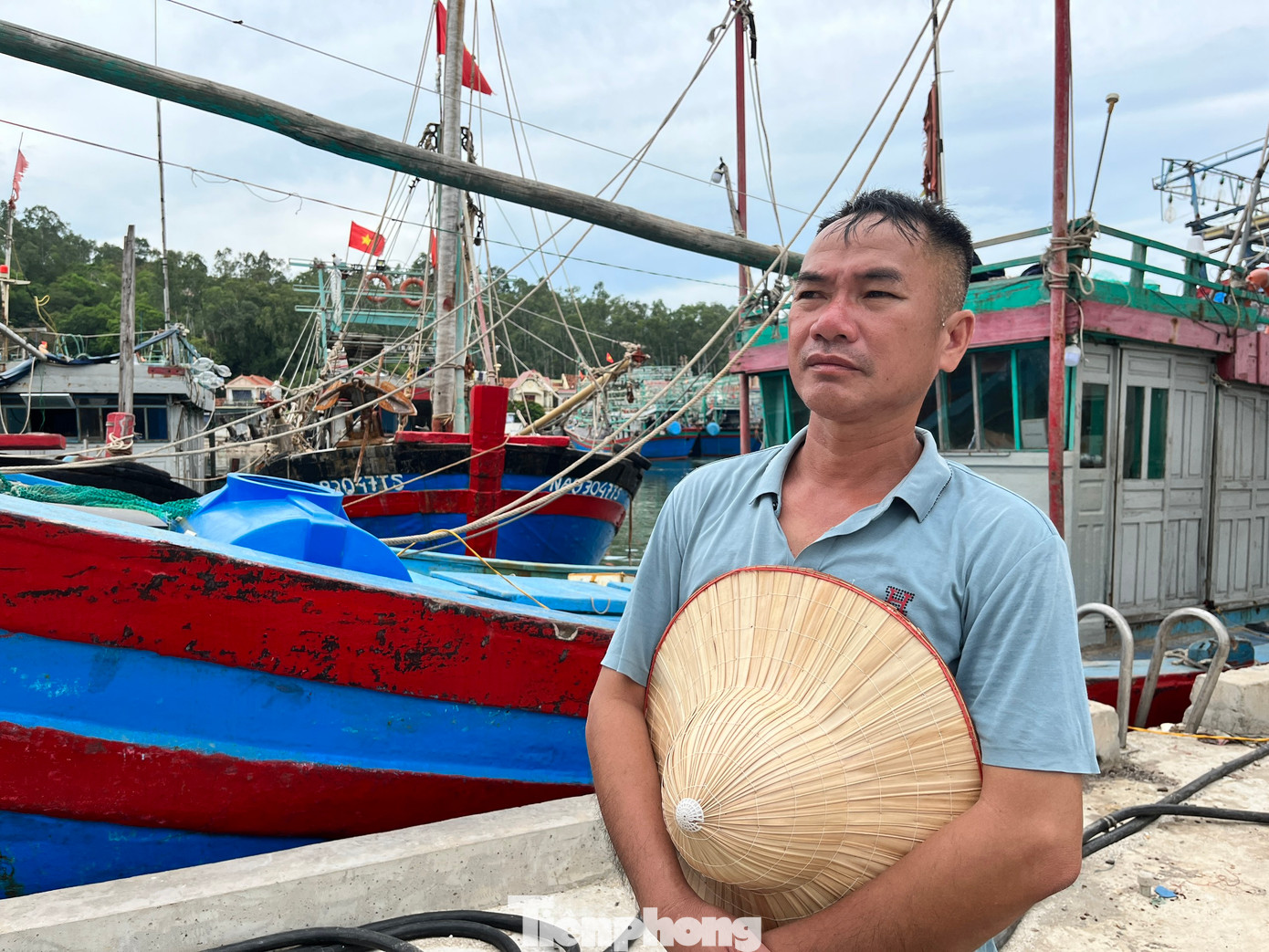 Ông Trần Văn Đoàn (chủ một tàu cá trú xã Sơn Hải) cho biết ông vừa bơm 10.000 lít dầu lên tàu cá vào chiều 28/7 để chuẩn bị ra khơi. Đám cháy đã khiến cả con tàu cùng nhiều tài sản bị thiêu rụi. Ông Đoàn cho biết tàu cá của ông do 10 người chung vốn, đóng từ năm 2016 với giá gần 9 tỷ đồng. &quot;Tàu cháy hết rồi, giờ chẳng còn gì nữa&quot;, ông Đoàn buồn rầu nói.