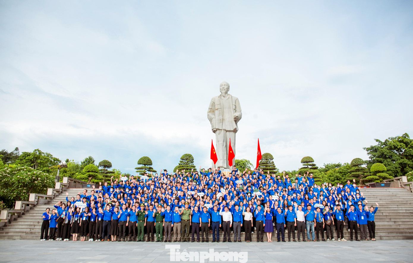 Đại biểu, thanh niên tình nguyện chụp hình lưu niệm tại Quảng trường Hồ Chí Minh trước khi xuất quân lên xã biên giới Tam Thái, huyện Tương Dương.