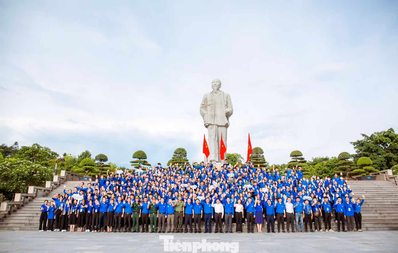 Đại biểu, thanh niên tình nguyện chụp hình lưu niệm tại Quảng trường Hồ Chí Minh trước khi xuất quân lên xã biên giới Tam Thái, huyện Tương Dương.