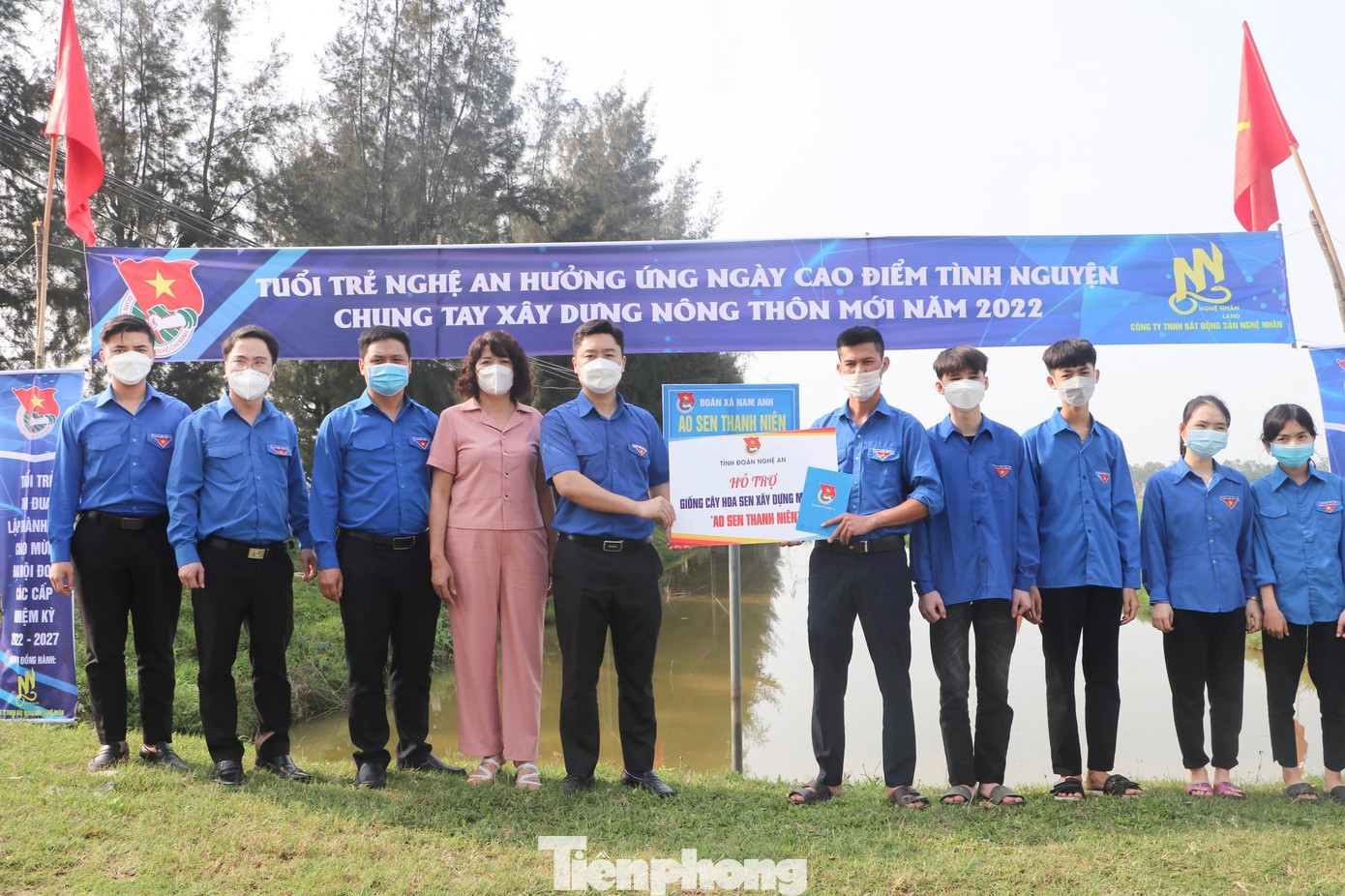 Anh Lê Văn Lương - UV Ban chấp hành T.Ư Đoàn, Bí thư Tỉnh Đoàn Nghệ An trao tặng giống sen hỗ trợ xây dựng mô hình “Ao Sen thanh niên” tại xã Nam Anh, huyện Nam Đàn.