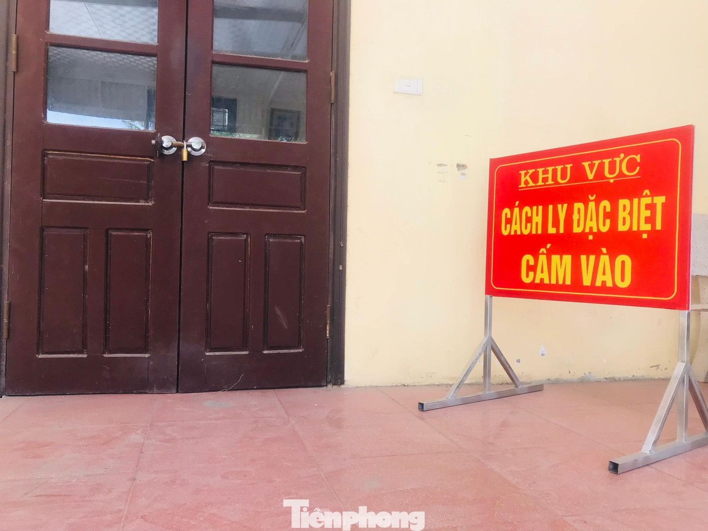 Ngoài ra, PGS,TS Dương Đình Chỉnh đề nghị huyện Hưng Nguyên thực hiện phòng chống dịch COVID-19 theo phương châm “điều tra rộng, cách ly, phong tỏa hẹp, truy vết, lấy mẫu xét nghiệm thần tốc"; phát huy "4 tại chỗ, chủ động nhân lực, không để thiếu vật tư tiêu hao cũng như đồ bảo hộ; chủ động, khoa học, sáng suốt trong chỉ đạo điều hành và phát huy cả hệ thống chính trị vào cuộc trong công tác phòng chống dịch. Ngoài ra, PGS,TS Dương Đình Chỉnh đề nghị huyện Hưng Nguyên thực hiện phòng chống dịch COVID-19 theo phương châm “điều tra rộng, cách ly, phong tỏa hẹp, truy vết, lấy mẫu xét nghiệm thần tốc"; phát huy "4 tại chỗ, chủ động nhân lực, không để thiếu vật tư tiêu hao cũng như đồ bảo hộ; chủ động, khoa học, sáng suốt trong chỉ đạo điều hành và phát huy cả hệ thống chính trị vào cuộc trong công tác phòng chống dịch.