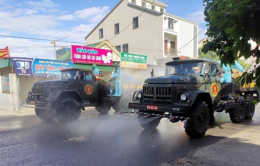 Thực hiện phương châm 4 tại chỗ, tổ chức phun khử khuẩn an toàn, đúng quy trình, không làm lây lan dịch bệnh, đảm bảo đạt hiệu quả cao trong công tác phòng chống dịch. Thực hiện phương châm 4 tại chỗ, tổ chức phun khử khuẩn an toàn, đúng quy trình, không làm lây lan dịch bệnh, đảm bảo đạt hiệu quả cao trong công tác phòng chống dịch.