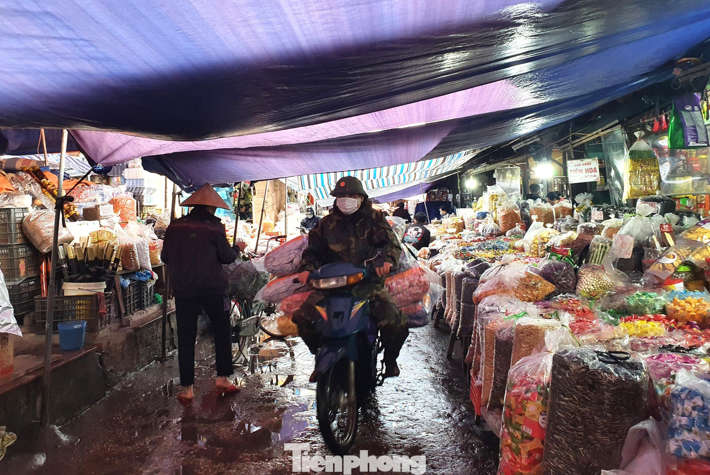 Lượng hàng Tết tích trữ tại chợ Vinh năm nay giảm 40% so với những năm trước. Tuy nhiên lãnh đạo Ban quản lý chợ Vinh cho hay, nguồn cung vẫn khá dồi dào nên không lo thiếu hàng.