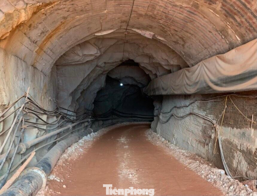 Hoạt động khai thác khoáng sản ở thủ phủ này vẫn diễn ra rầm rộ trong những năm qua, nhưng thời gian gần đây, trên địa bàn xuất hiện nhiều "hố tử thần", sụt lún, giếng khô, nứt nẻ nhiều công trình. Hiện, cơ quan chức năng đã ra quyết định tạm dừng hoạt động khai khoáng và hút nước ngầm của các công ty để khắc phục hậu quả, tìm rõ nguyên nhân trên.