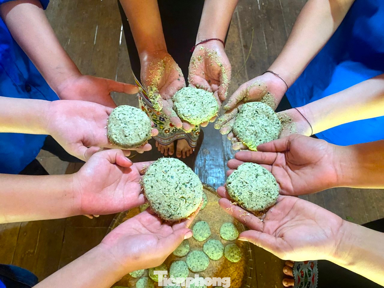 &quot;Các bánh men được bảo quản cẩn thận và ủ chờ lên men trong khoảng 10 ngày. Càng lâu, men càng tốt và làm ra loại rượu càng ngon&quot;, Chủ nhiệm CLB Lãnh Thị Giang chia sẻ.