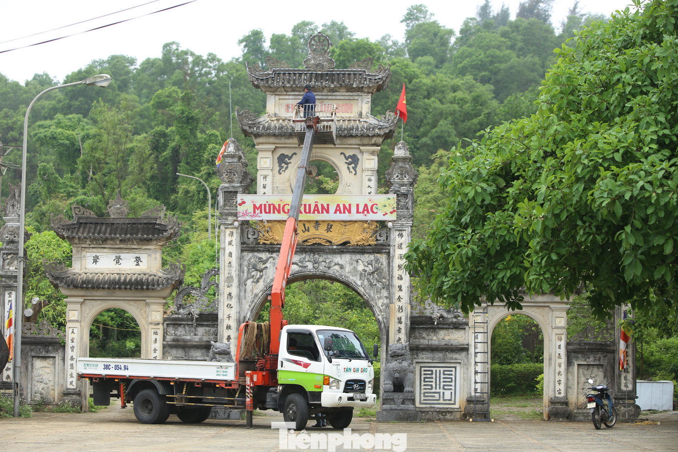 Chùa Cẩm Sơn, ngôi chùa nổi tiếng cạnh khu du lịch biển Thiên Cầm được chỉnh trang.