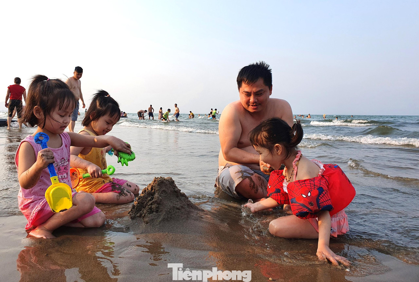 Trẻ nhỏ hào hứng khi được chơi đùa thoải mái dưới nước