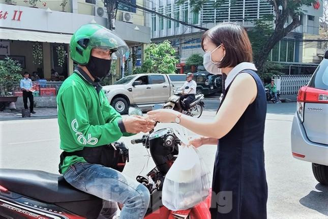 Shipper hoạt động trên địa bàn thành phố Vinh sẽ được cấp thẻ hành nghề và làm xét nghiệm theo quy định.