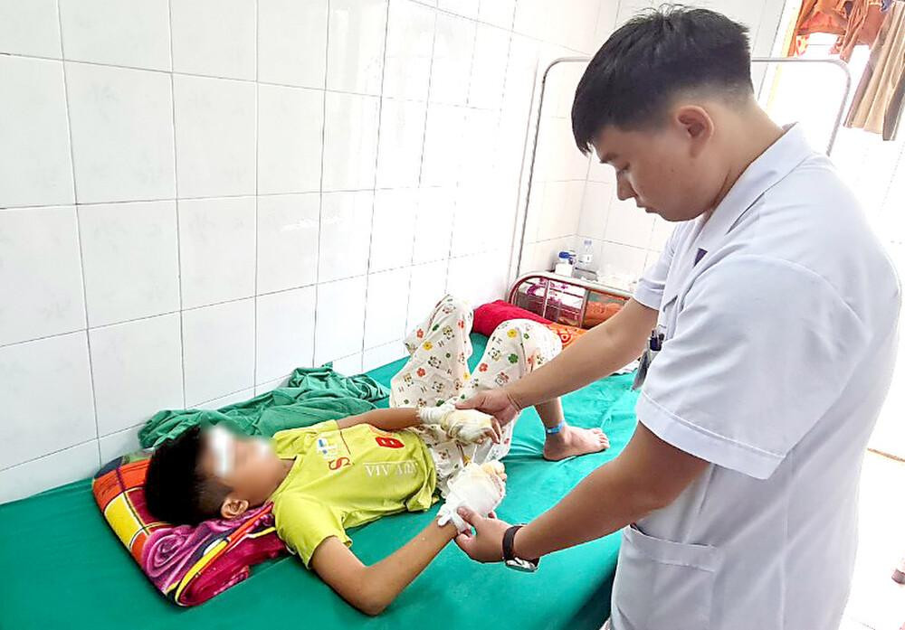 Bệnh nhi đang được chăm sóc đặc biệt tại bệnh viện.