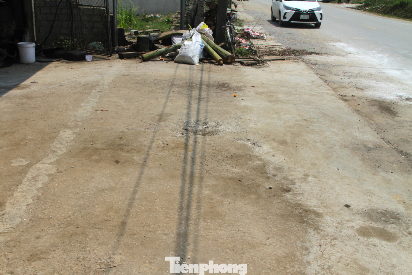 Ông Lê Tiến Thọ (63 tuổi) - bố nạn nhân Lê Tiến Hiển cho biết, vụ nổ xảy ra ở mép đường. Ngày 2/4, anh Nguyễn Duy Nhật (SN 1993) đưa một vật sắt đến nhờ anh Hiển xử lý. Quá trình xử lý vật sắt này đã xảy ra vụ nổ kinh hoàng. "Khi tôi đến thì thấy con tôi nằm ở bên trong cạnh chiếc xe ô tô, các nạn nhân còn lại văng ra ngoài đường", ông Thọ kể lại.