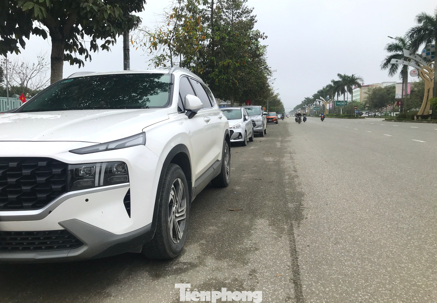 Thời gian qua, nhiều người dân không muốn mất tiền hoặc không muốn vào bãi giữ xe này nên đậu xe dưới lòng đường Lênin.