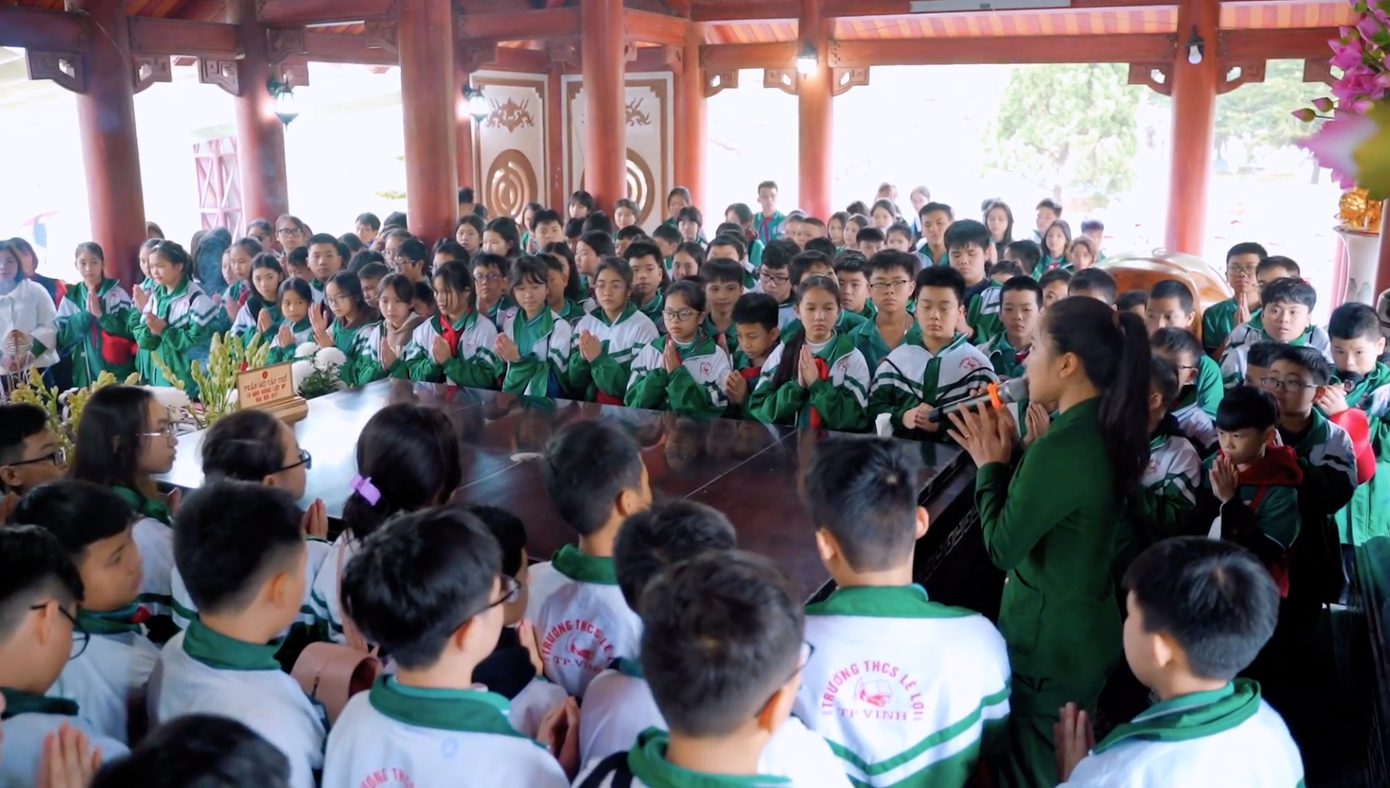 Trường THCS Lê Lợi (TP. Vinh) tổ chức hoạt động ngoại khóa, đưa các em học sinh đến dâng hương, tìm hiểu lịch sử tại Khu Di tích lịch sử Truông Bồn (Đô Lương, Nghệ An) đã nhận được sự nhất trí của phụ huynh, học sinh.