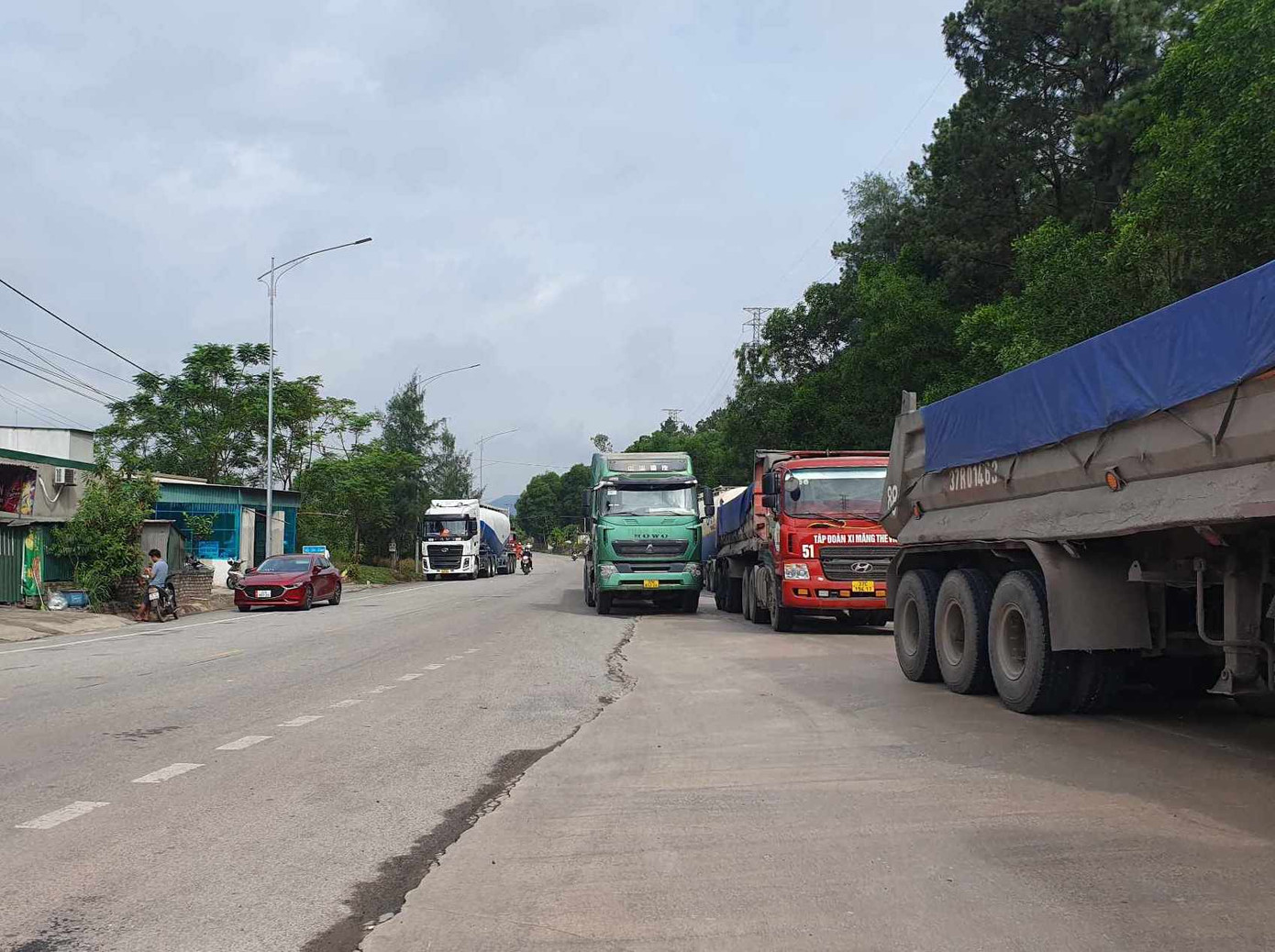 Các phương tiện nằm chờ trên đường không ra vào được cảng. Các phương tiện nằm chờ trên đường không ra vào được cảng.