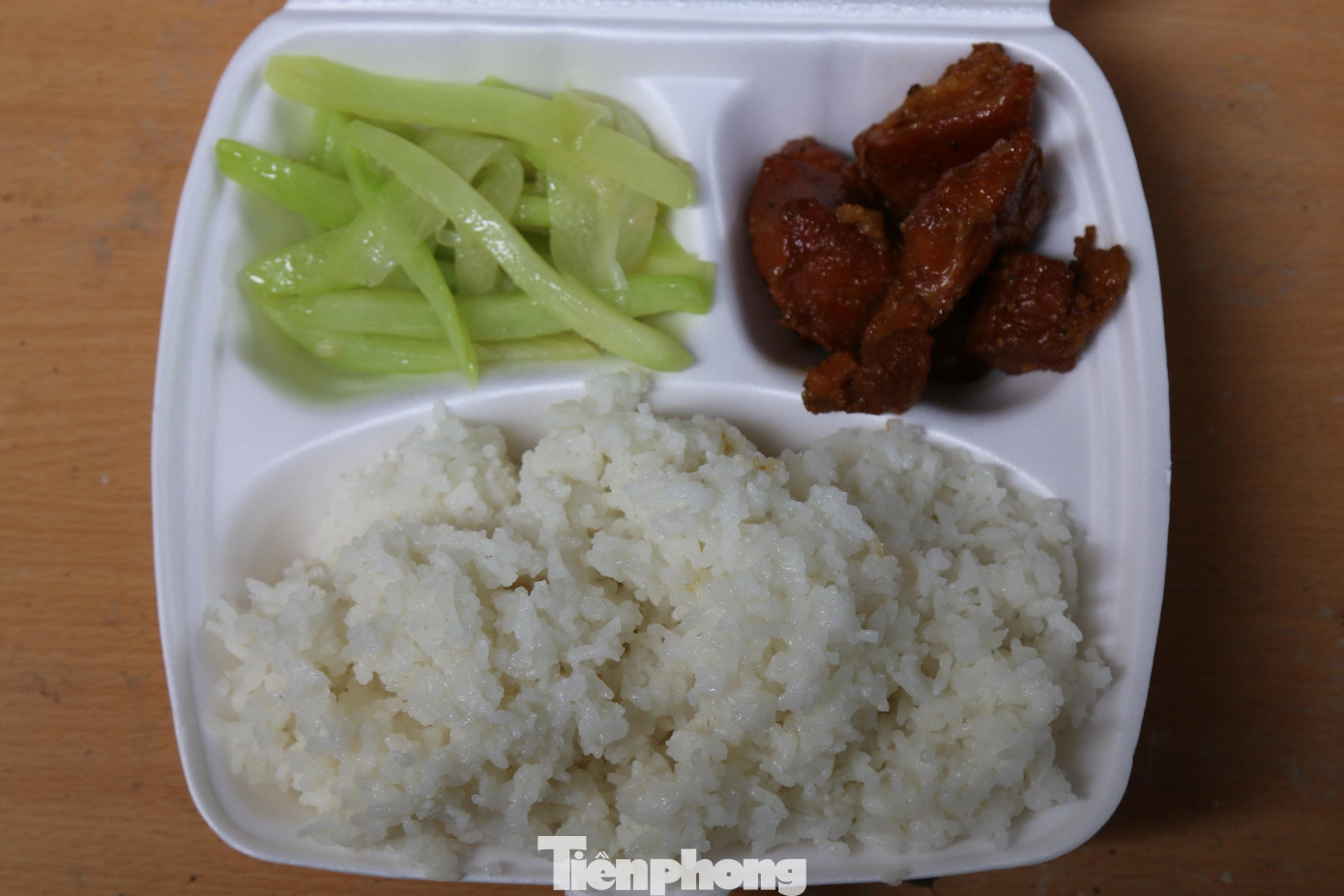 Hiện, diễn biến dịch ở xã Chiêu Lưu, huyện Kỳ Sơn (Nghệ An) cơ bản được khống chế. Đến chiều 27/7, toàn xã này có 10 ca dương tính với SARS-CoV-2. Cùng tuyến đầu chống dịch, thanh niên tình nguyện ở huyện biên giới Kỳ Sơn đang thể hiện tình thần xung kích, nhiệt huyết của tuổi trẻ trong cuộc chiến đẩy lùi dịch bệnh.