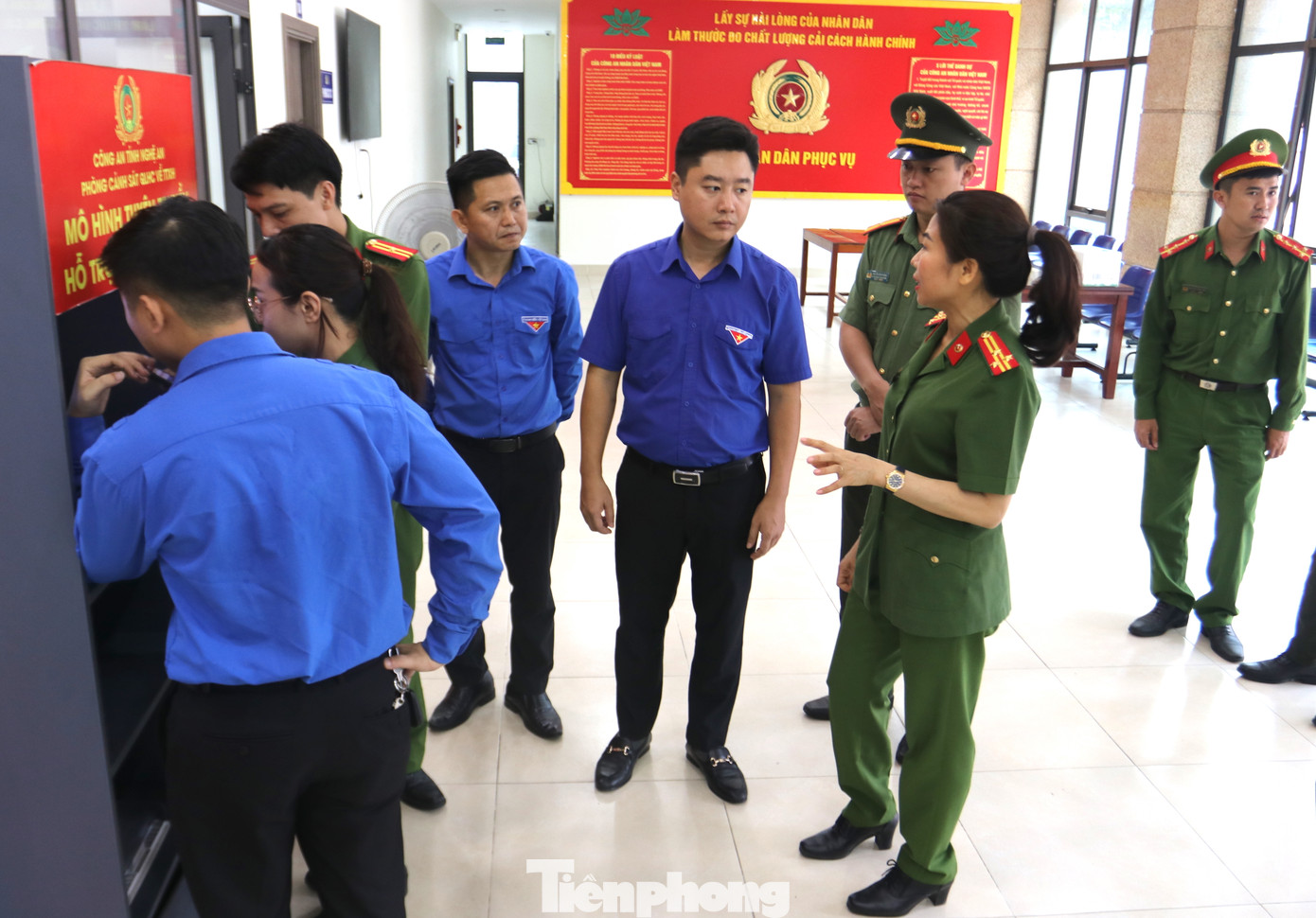 Bí thư Tỉnh Đoàn Nghệ An cùng các đoàn viên nghe lãnh đạo Phòng Quản lý hành chính về Trật tự xã hội Công an tỉnh Nghệ An giới thiệu về mô hình tuyên truyền hỗ trợ dịch vụ công trực tuyến. Nhờ các máy móc hiện đại, việc làm căn cước công dân, cài đặt tài khoản định danh điện tử mức 2, VNEID được triển khai nhanh chóng, tiện lợi. Được biết, trên toàn tỉnh Nghệ An có 500 đội hình thanh niên tham gia hỗ trợ các hoạt động chuyển đổi số, hỗ trợ người dân thực hiện dịch vụ công trực tuyến, giải quyết thủ tục hành chính, đăng ký định danh điện tử mức 2.