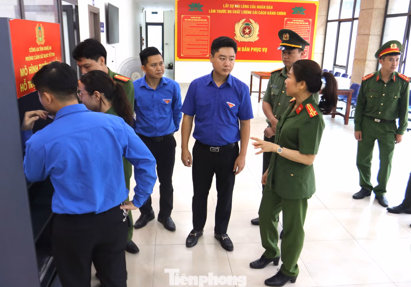 Bí thư Tỉnh Đoàn Nghệ An cùng các đoàn viên nghe lãnh đạo Phòng Quản lý hành chính về Trật tự xã hội Công an tỉnh Nghệ An giới thiệu về mô hình tuyên truyền hỗ trợ dịch vụ công trực tuyến. Nhờ các máy móc hiện đại, việc làm căn cước công dân, cài đặt tài khoản định danh điện tử mức 2, VNEID được triển khai nhanh chóng, tiện lợi. Được biết, trên toàn tỉnh Nghệ An có 500 đội hình thanh niên tham gia hỗ trợ các hoạt động chuyển đổi số, hỗ trợ người dân thực hiện dịch vụ công trực tuyến, giải quyết thủ tục hành chính, đăng ký định danh điện tử mức 2.