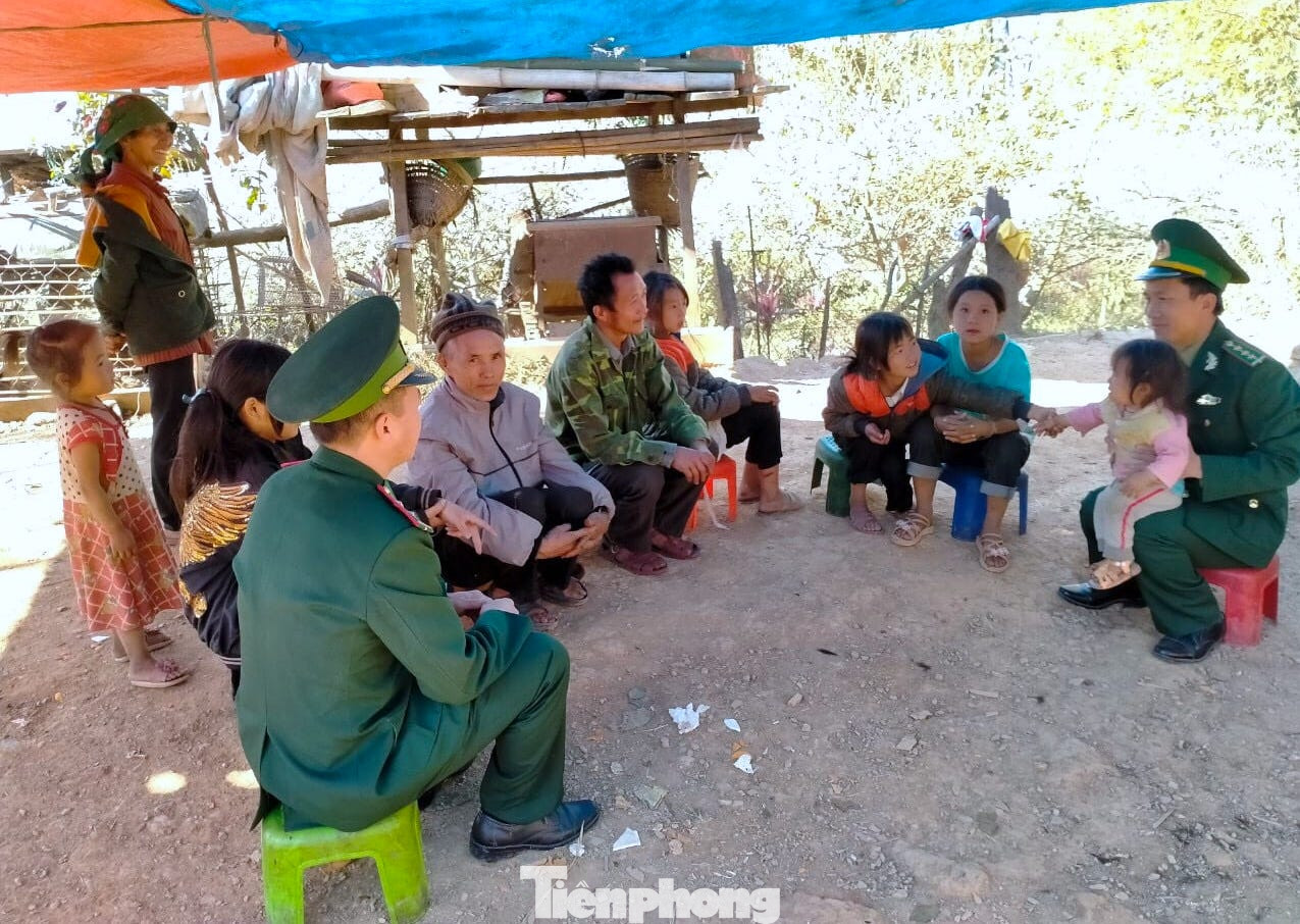 Ở các xã biên giới, học sinh thường xuyên bỏ học, lực lượng BĐBP Nghệ An phối hợp với địa phương và các trường học trên địa bàn tuyên truyền các cháu học sinh quay trở lại trường học.