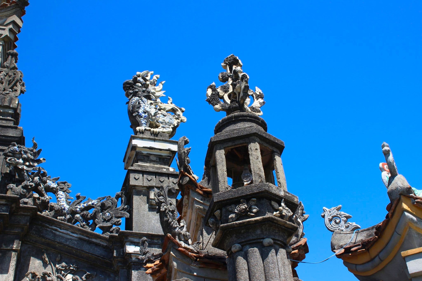 Những con rồng, nghê chầu hướng vào chính môn được đắp nổi rất đặc sắc. Trên thân các con rồng, nghê còn được khảm sành sứ tạo nên vẻ đẹp khác lạ. Những con rồng, nghê chầu hướng vào chính môn được đắp nổi rất đặc sắc. Trên thân các con rồng, nghê còn được khảm sành sứ tạo nên vẻ đẹp khác lạ.