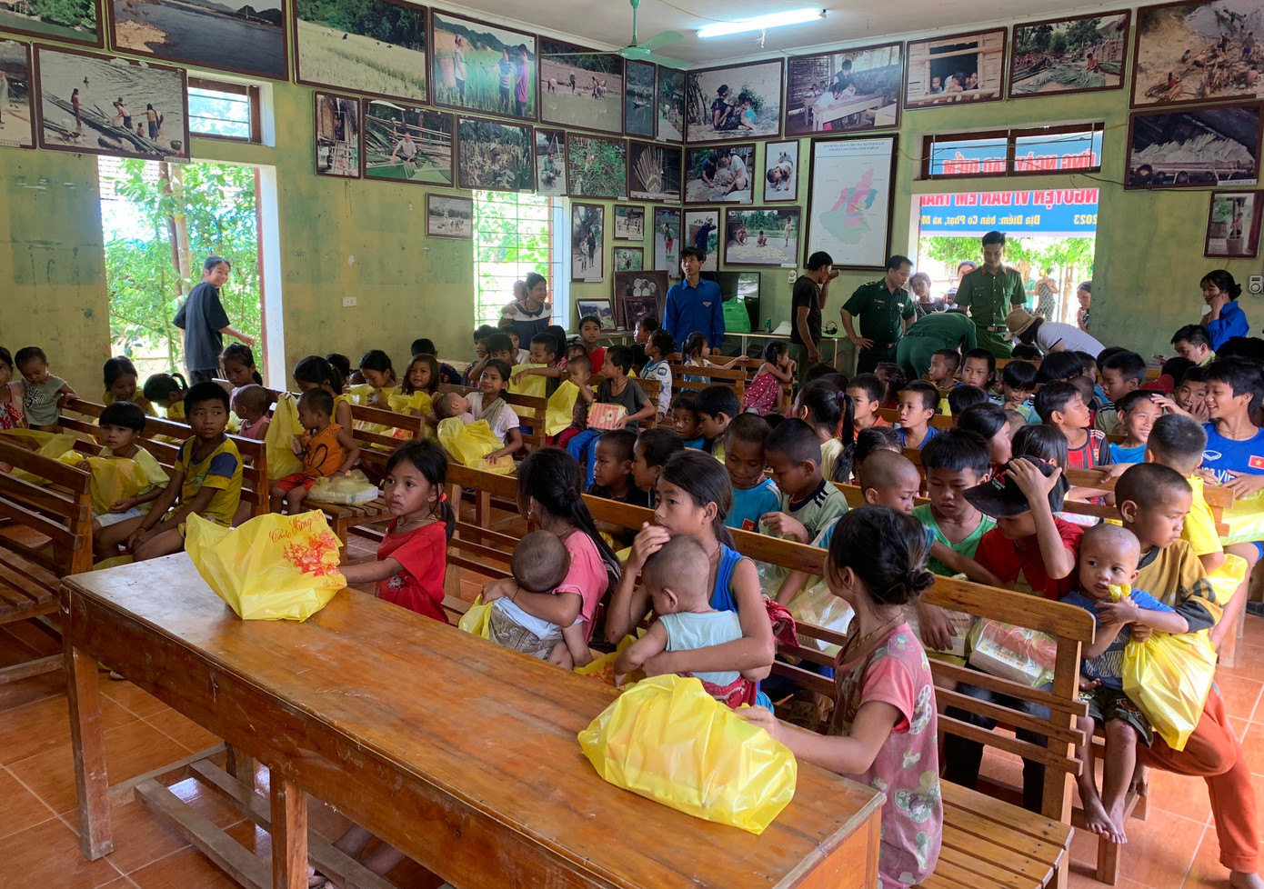 Tại chương trình, các đoàn viên thanh niên huyện Con Cuông cùng các đơn vị trên địa bàn đã trao tặng 150 suất quà gồm vở viết, sáp màu, gấu bông, sách, truyện cho các em học sinh tại hai bản Cò Phạt và Khe Búng.