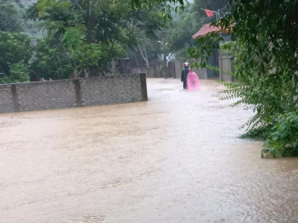 Mưa lớn kéo dài khiến nhiều nơi ở thị xã Thái Hoà (Nghệ An) bị ngập nặng. Mực nước trên sông Hiếu vẫn tiếp tục dâng cao, nhiều cầu, tràn, khe suối bị ngập băng trong nước. Mưa lớn kéo dài khiến nhiều nơi ở thị xã Thái Hoà (Nghệ An) bị ngập nặng. Mực nước trên sông Hiếu vẫn tiếp tục dâng cao, nhiều cầu, tràn, khe suối bị ngập băng trong nước.