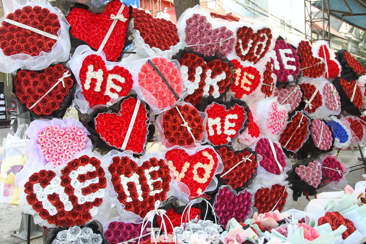 Ngoài hoa tươi, thị trường hoa sáp hay hoa giấy, hoa giả được bày bán rất nhiều. Những người cắm sẽ thiết kế xen lẫn những bông hoa khác màu để ghép thành chữ "mẹ, vợ" hoặc hình trái tim được rất nhiều người ưa chuộng.