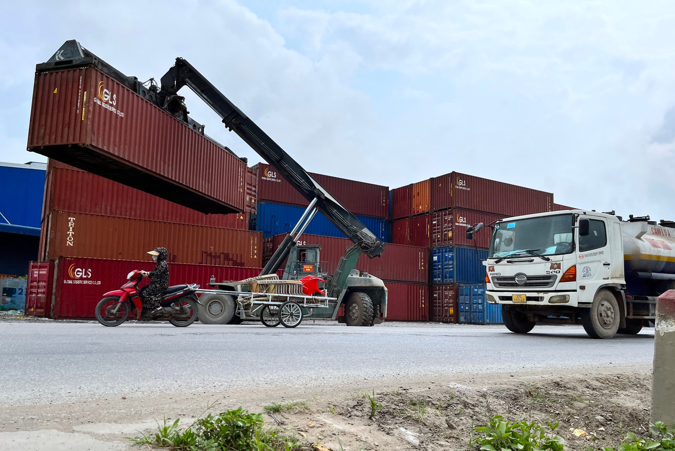 Quá trình di chuyển thùng ngay lề đường có đông phương tiện đi qua.