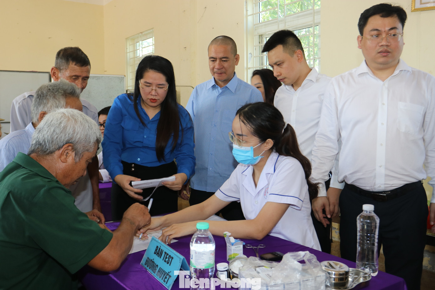 Các bác sĩ tiến hành đo huyết áp, test đường huyết cho người dân.