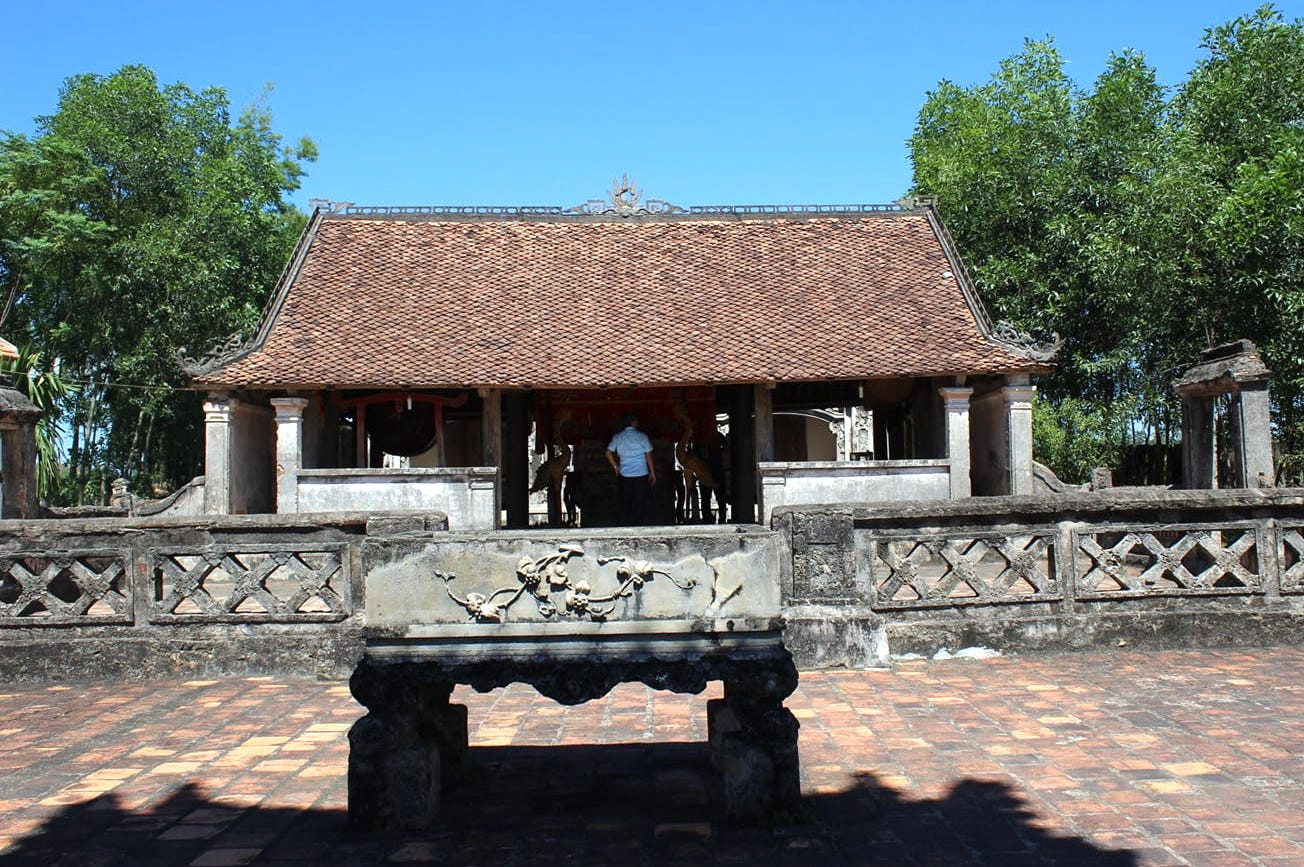 Sau cổng tam quan, đi qua bể nước và sân lớn là hạ điện 3 gian đã được trùng tu. Sau cổng tam quan, đi qua bể nước và sân lớn là hạ điện 3 gian đã được trùng tu.