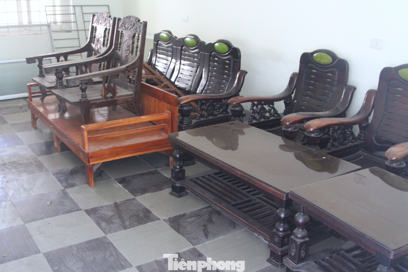 Nhiều bộ bàn ghế được ghép lại trong một phòng, một số bàn hỏng bị vứt bỏ ở hành lang.