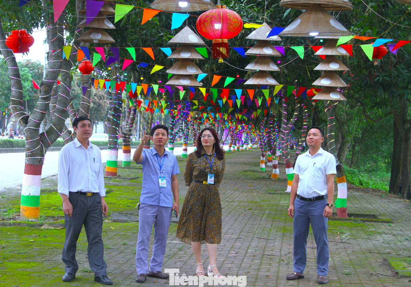 Lãnh đạo UBND phường Nghi Hương (TX. Cửa Lò) chỉ đạo công tác lắp đặt trang trí đèn led, cờ vui, khu checkin để chuẩn bị cho mùa khai trương du lịch.