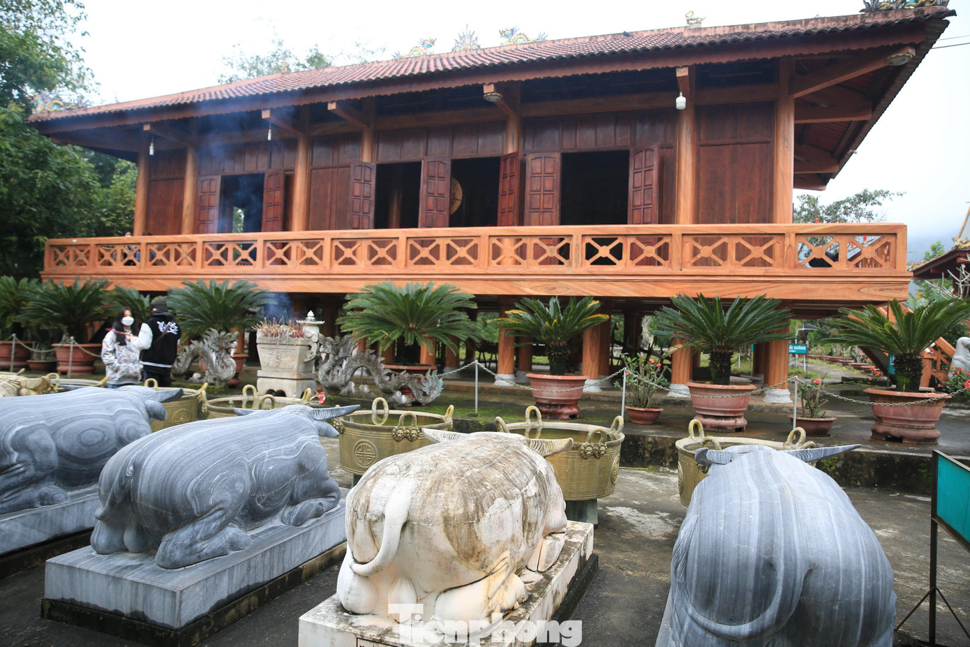 Đền Chín Gian được xây dựng từ đầu thế kỷ XIV tại Pú Chò Nhàng. Trong tâm thức của đồng bào Thái vùng Phủ Quỳ thì đây là nơi hướng về trong tín ngưỡng tâm linh đối với Thẻn Phà (trời), Náng Xỉ Đả (con gái trời) và Tạo Ló Ỳ - người được coi là có công đầu trong việc khai mường, lập đất.