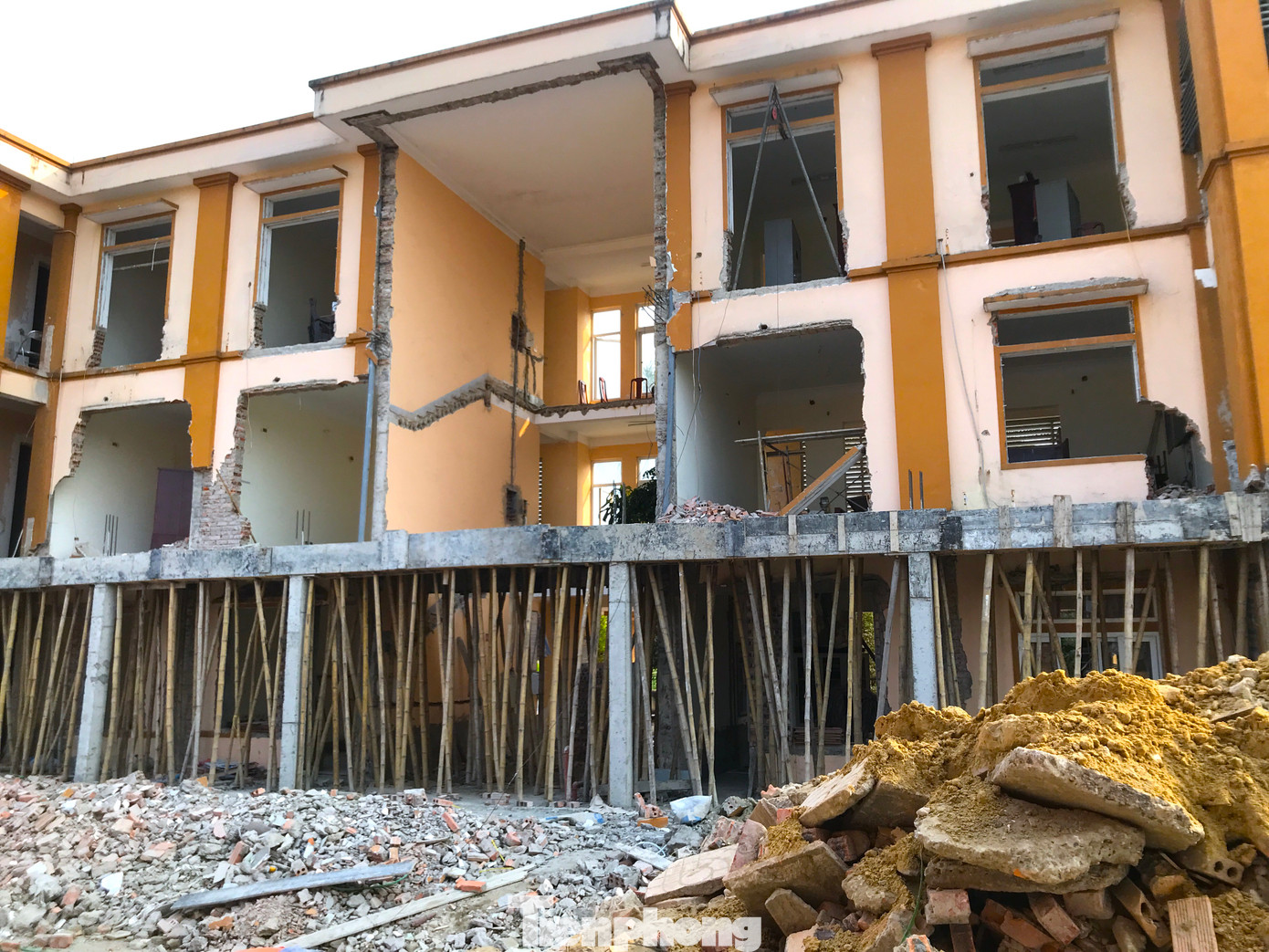 Trao đổi với PV, một lãnh đạo UBND thành phố Vinh (Nghệ An) xác nhận về chủ trương xây sửa lại để quay hướng trụ sở UBND xã Hưng Hòa. Vị lãnh đạo này cho biết, trước đây trụ sở ủy ban xã Hưng Hòa quay mặt ra đường đê sông Lam. Sau khi con đường Hòa Thái bên cạnh được xây dựng, tòa nhà trụ sở xã này bị thấp hơn đường khoảng 1,5m và không có lối ra. Buộc xã phải quay mặt trở lại mới có lối ra và đi vào đường Hòa Thái. Về các quy trình thủ tục, thẩm định và tư vấn đều chặt chẽ, thành phố đã xem đi, xét lại nhiều lần.