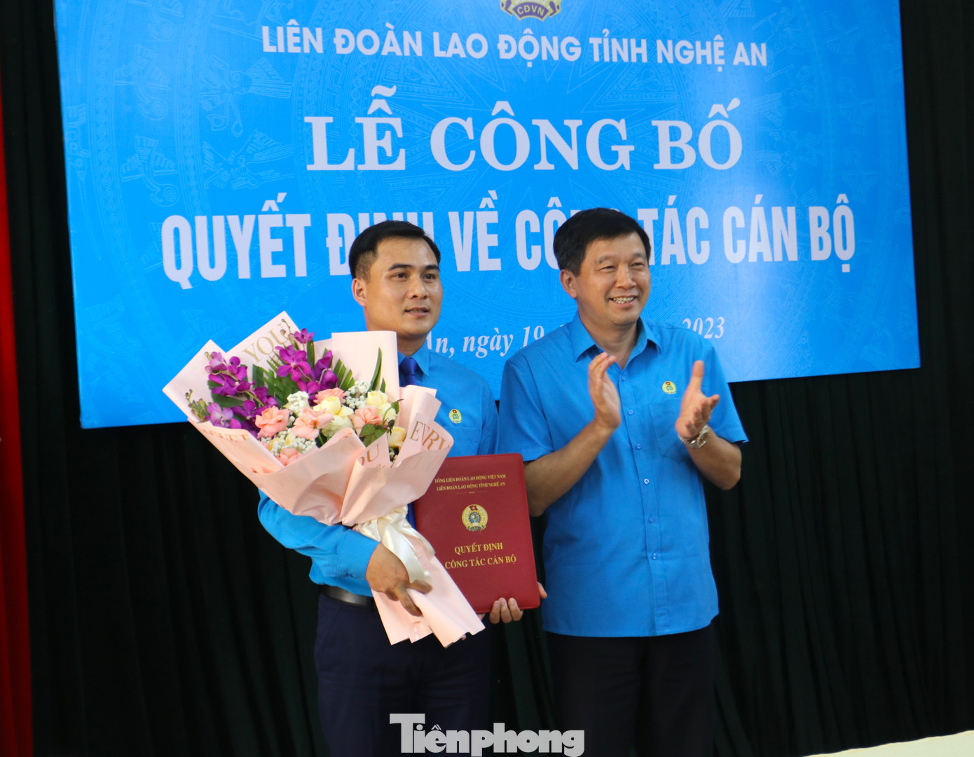 Ông Kha Văn Tám - Chủ tịch Liên đoàn Lao động tỉnh Nghệ An trao quyết định, tặng hoa cho tân Phó Chủ tịch Liên đoàn Lao động tỉnh Nghệ An.