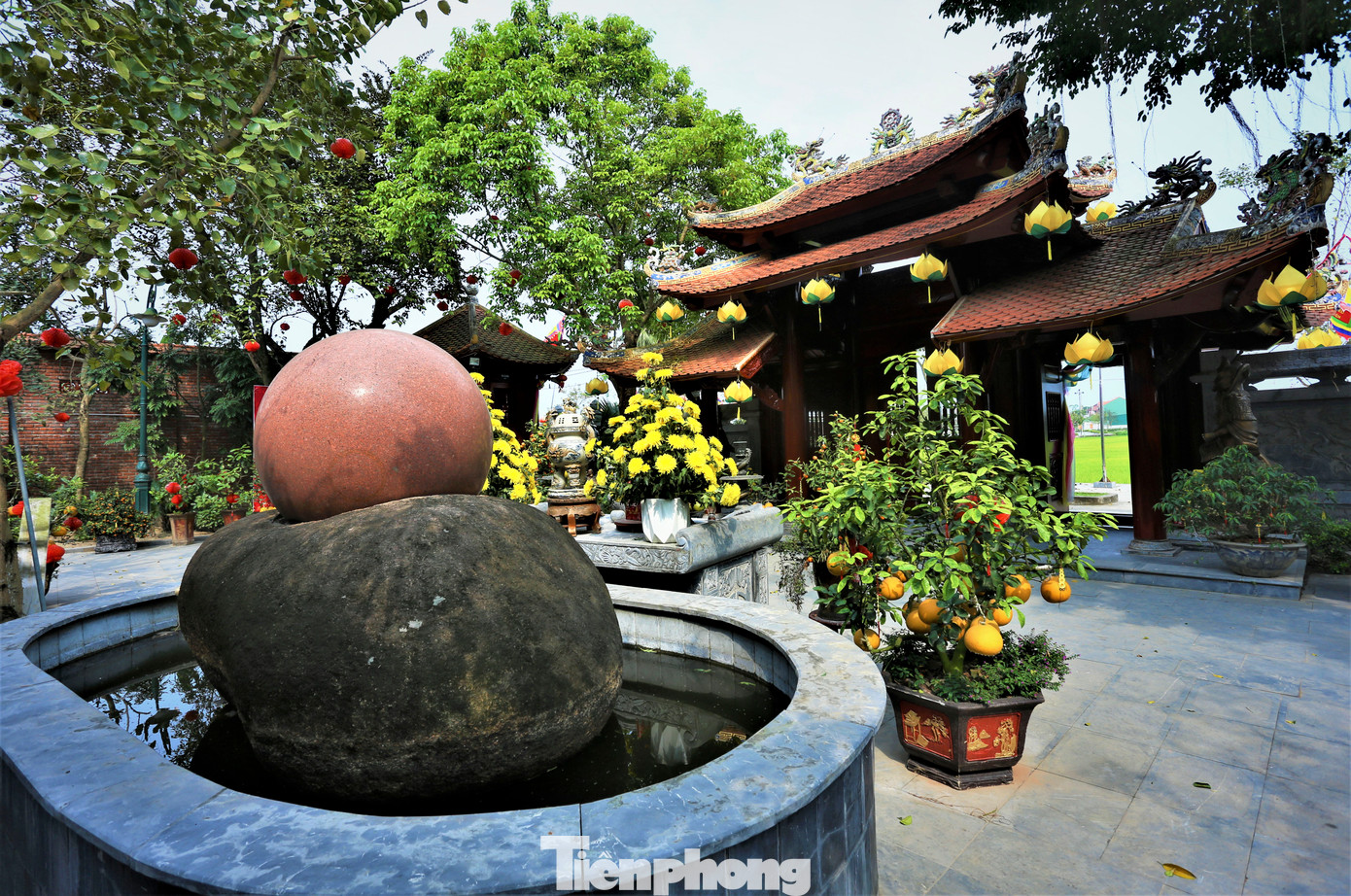 Khuôn viên đền còn có một số kiến trúc khác như cổng Tam Quan, tượng Quan Âm, lầu chuông, quả cầu phong thủy...