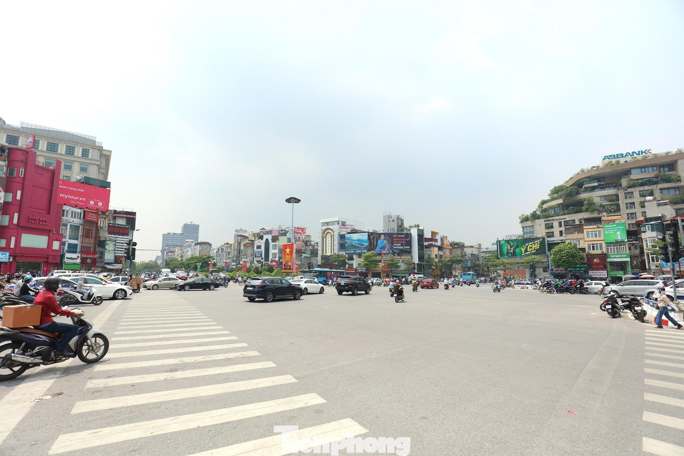 Cùng với sự phát triển của đất nước, Ô Chợ Dừa hiện là điểm giao cắt giao thông quan trọng của 6 tuyến phố Xã Đàn, Khâm Thiên, Tôn Đức Thắng, Tây Sơn, Đê La Thành, Ô Chợ Dừa. Cùng với sự phát triển của đất nước, Ô Chợ Dừa hiện là điểm giao cắt giao thông quan trọng của 6 tuyến phố Xã Đàn, Khâm Thiên, Tôn Đức Thắng, Tây Sơn, Đê La Thành, Ô Chợ Dừa.