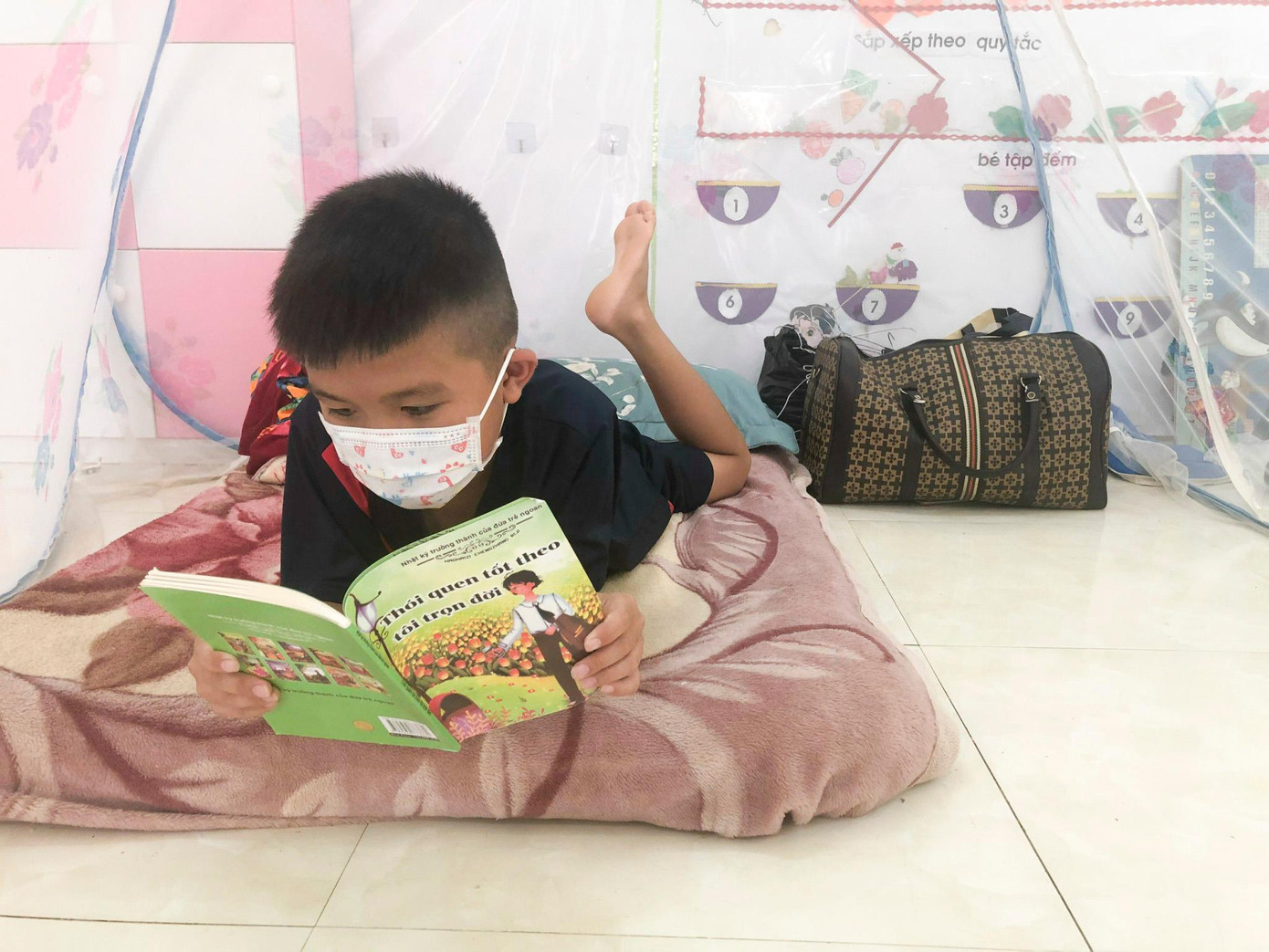 Học sinh "ngấu nghiến" những cuốn truyện mà hai cô giáo mang theo. Học sinh "ngấu nghiến" những cuốn truyện mà hai cô giáo mang theo.