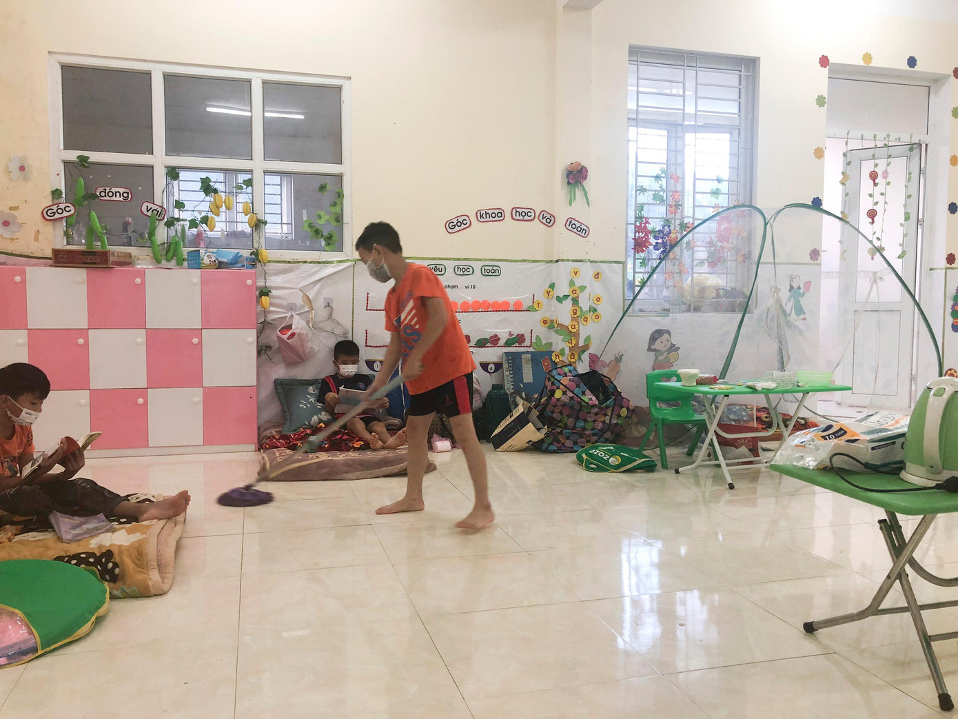 Những học sinh trường Tiểu học Tri Lễ 1 đi cách ly tập trung. Những học sinh trường Tiểu học Tri Lễ 1 đi cách ly tập trung.