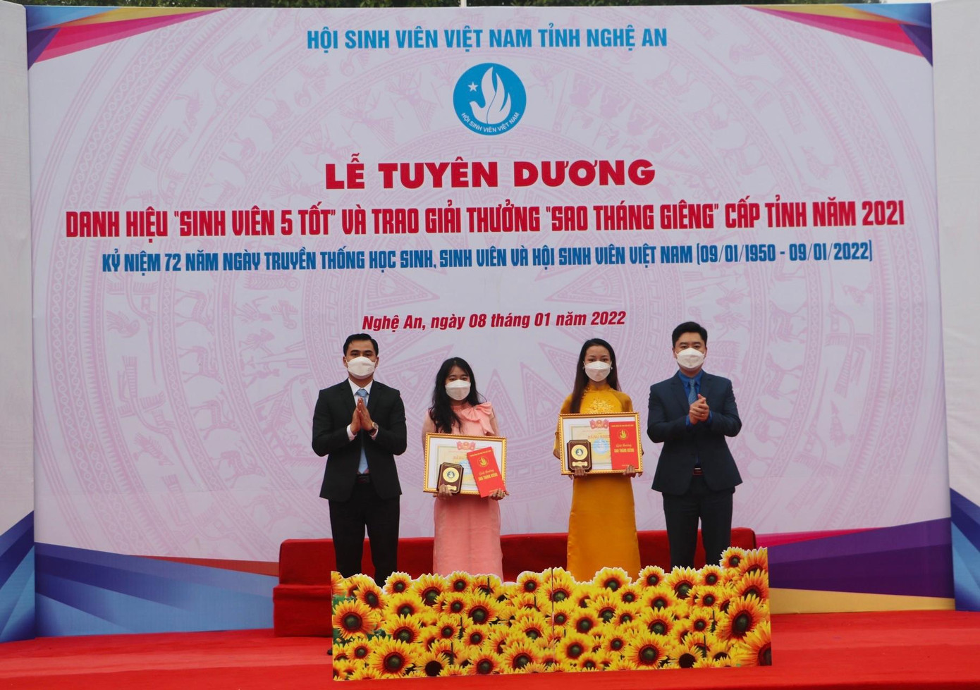 Bí thư Tỉnh đoàn Nghệ An Lê Văn Lương; Phó Bí thư Tỉnh đoàn Nghệ An Thái Minh Sỹ trao khen thưởng cho sinh viên có thành tích xuất sắc. Bí thư Tỉnh đoàn Nghệ An Lê Văn Lương; Phó Bí thư Tỉnh đoàn Nghệ An Thái Minh Sỹ trao khen thưởng cho sinh viên có thành tích xuất sắc.