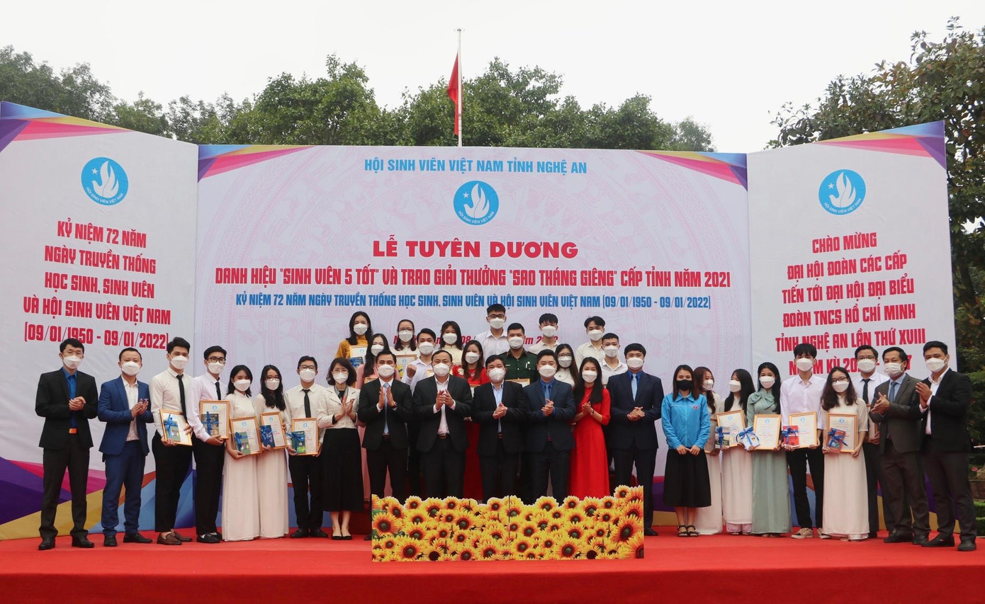 Đại biểu và sinh viên 5 tốt, sao tháng giêng cấp tỉnh chụp hình lưu niệm. Đại biểu và sinh viên 5 tốt, sao tháng giêng cấp tỉnh chụp hình lưu niệm.