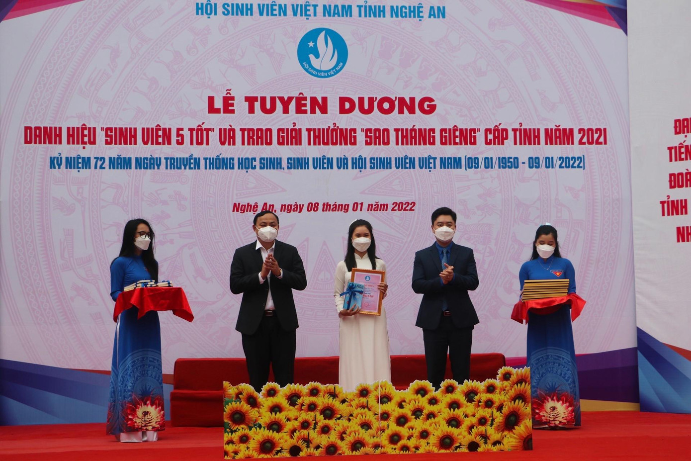 Ông Phạm Ngọc Cảnh - Phó Trưởng ban Tuyên giáo tỉnh Nghệ An; Anh Lê Văn Lương - Bí thư Tỉnh đoàn Nghệ An trao khen thưởng cho sinh viên 5 tốt. Ông Phạm Ngọc Cảnh - Phó Trưởng ban Tuyên giáo tỉnh Nghệ An; Anh Lê Văn Lương - Bí thư Tỉnh đoàn Nghệ An trao khen thưởng cho sinh viên 5 tốt.