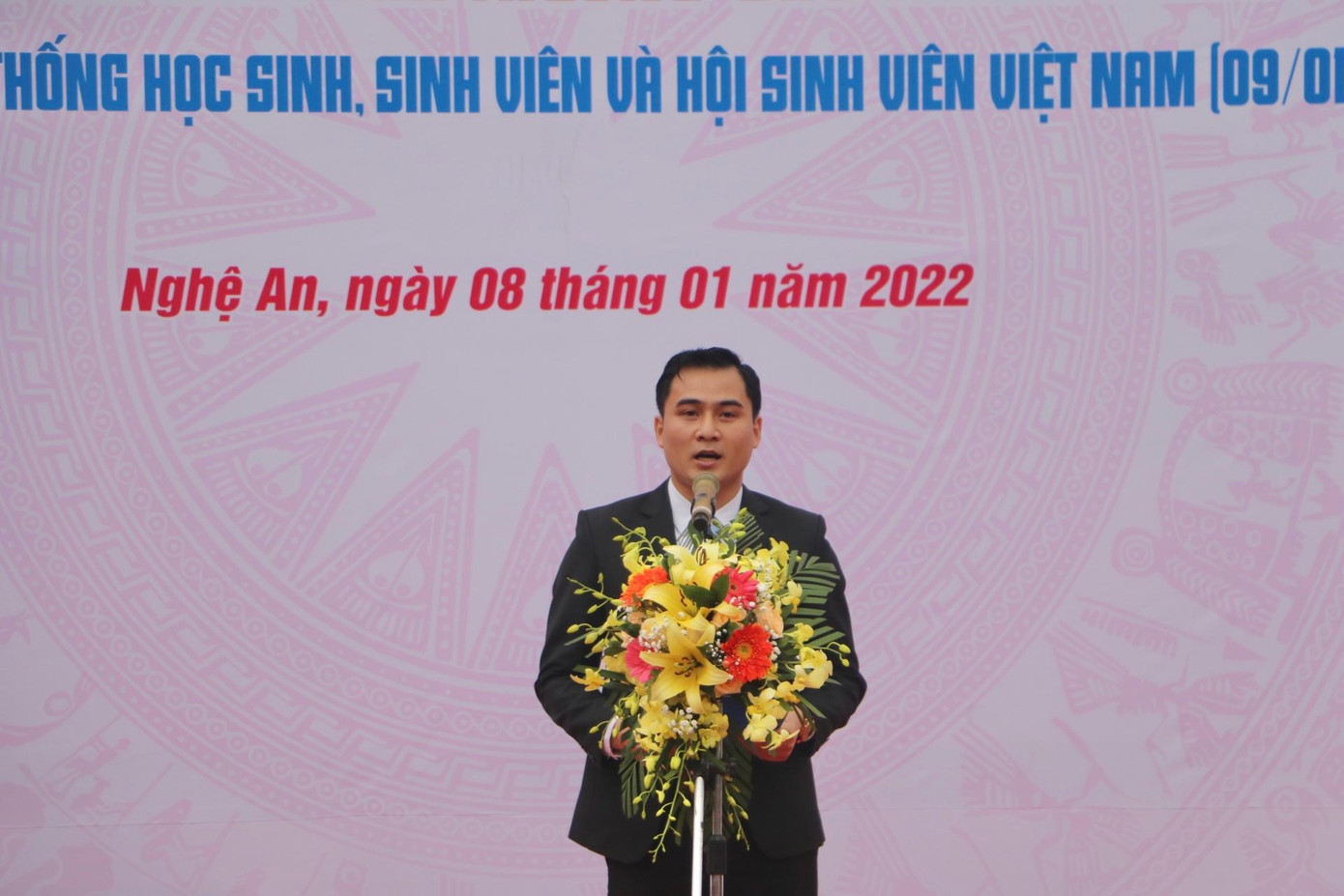 Anh Thái Minh Sỹ - Ủy viên Ban Thư ký Trung ương Hội Sinh viên Việt Nam, Phó Bí thư Tỉnh đoàn, Chủ tịch Hội Sinh viên tỉnh Nghệ An phát biểu khai mạc buổi lễ. Anh Thái Minh Sỹ - Ủy viên Ban Thư ký Trung ương Hội Sinh viên Việt Nam, Phó Bí thư Tỉnh đoàn, Chủ tịch Hội Sinh viên tỉnh Nghệ An phát biểu khai mạc buổi lễ.