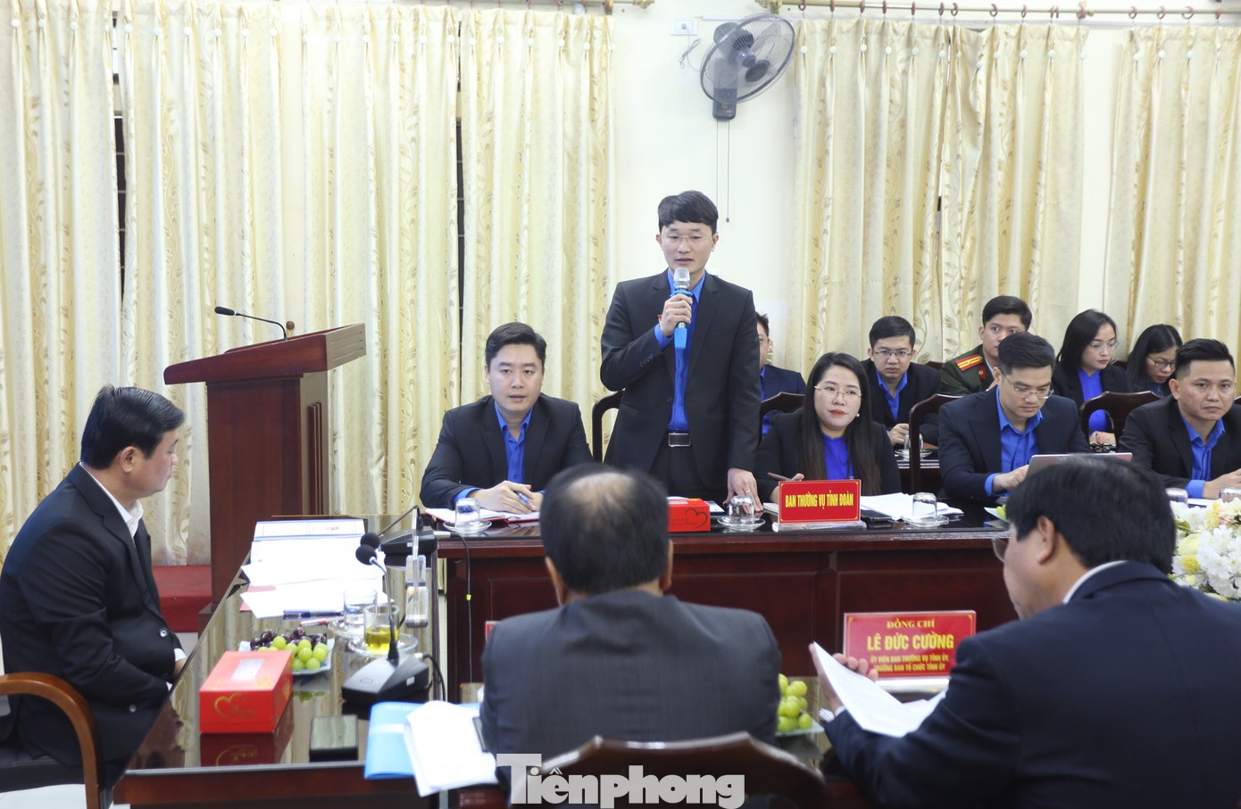 Đại diện Ban Thường vụ Tỉnh Đoàn Nghệ An trả lời câu hỏi của Bí thư Tỉnh ủy.